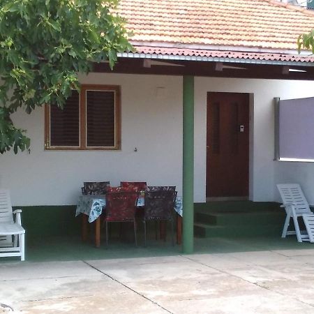 House " Bond " Villa Tisno Kültér fotó
