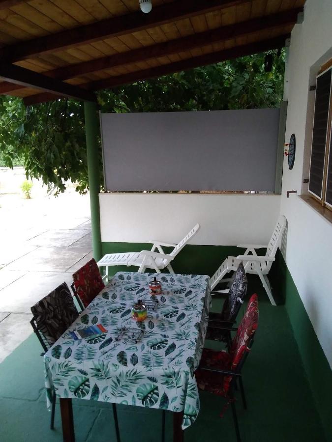 House " Bond " Villa Tisno Kültér fotó